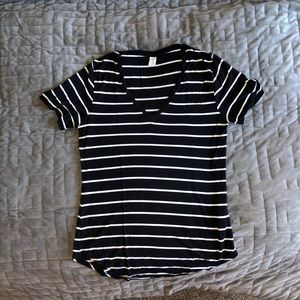 V-neck shirt sleeve t-shirt